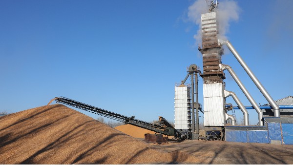 烘糧噸成本降至28元！300噸烘干塔用上秸稈直燃熱風(fēng)爐，相比燃煤一天節(jié)省一萬六！