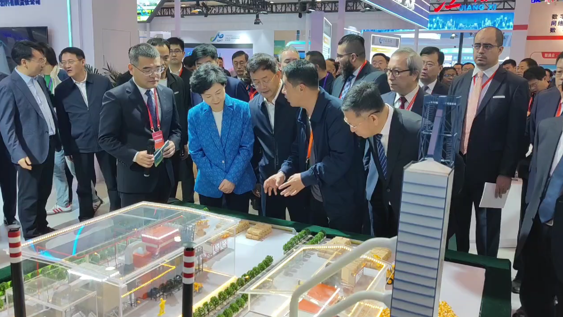 海倫利民秸稈直燃鍋爐亮相APEC技展會，工信部副部長徐曉蘭蒞臨參觀